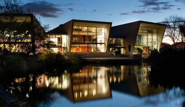 令人振奋的阿米提大学新加坡分校就业前景分析：哪些专业最吃香？深度权威解读